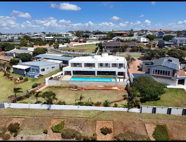 5 BEDROOM HOUSE FOR SALE IN JEFFREYS BAY CENTRAL